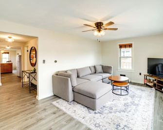 Columbia City Vacation Rental With Lake - Columbia City - Living room