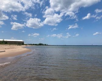 3-bedroom snowmobile and ski house with parking FOUR blocks from trail in town - Ontonagon - Playa