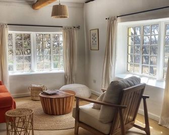 Romantic eco cottage within the Arusha Giraffe Centre re-wilded farm. - Usa River - Sala de estar