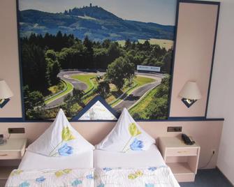 ホテル ツル ブルグ - ニュルブルク - 寝室