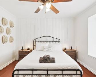 3bd Farmhouse Country Living - Pool Patio Firepit - McKinney - Bedroom