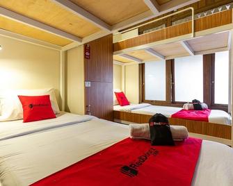 RedDoorz Hostel @ Dago 2 - Bandung - Schlafzimmer