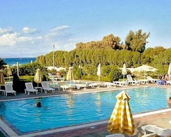 Pylea Beach Hotel - Ialysos - Pileta