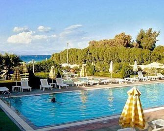 Pylea Beach Hotel - לאליסוס - בריכה