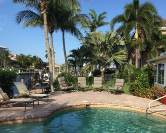 2 King Bedrooms + 2 Queen Beds, Fort Myers Waterfront Home - Fort Myers - Pool