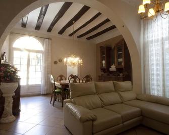 Charming Traditional Beach House, Next To Barcelona! - El Masnou - Living room