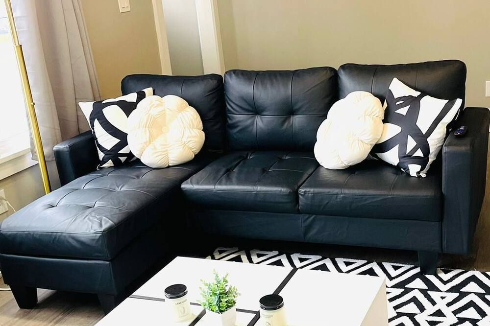 Welcome to our charming two-bedroom retreat nestled in the heart of West Cleveland - Cleveland - Living room