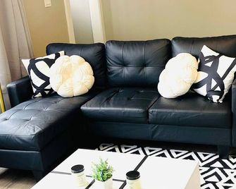 Welcome to our charming two-bedroom retreat nestled in the heart of West Cleveland - קליבלנד - סלון