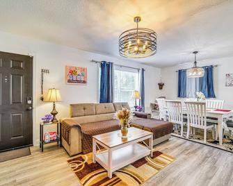 Crystal River Getaway with Hot Tub and Fire Pit! - Crystal River - Вітальня