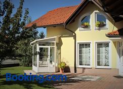 Yellow Dreamhouse - Postojna - Building