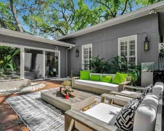 ذا رويال 2 بي 4 بي لاكشري جاردن بول يوجا روم - تامبا - شرفة مرصوفة