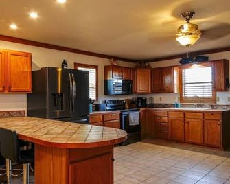 River Front Get Away - Brownwood - Küche