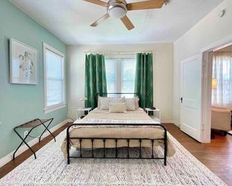 Historic & Chic Beaumont Getaway - Beaumont - Bedroom
