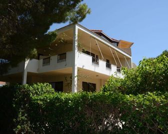 Niki Hotel Apartments - Ιαλυσός