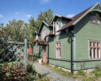 2 Bed House Sleeps 4 with Garden & Free Parking - Ronneby - Building