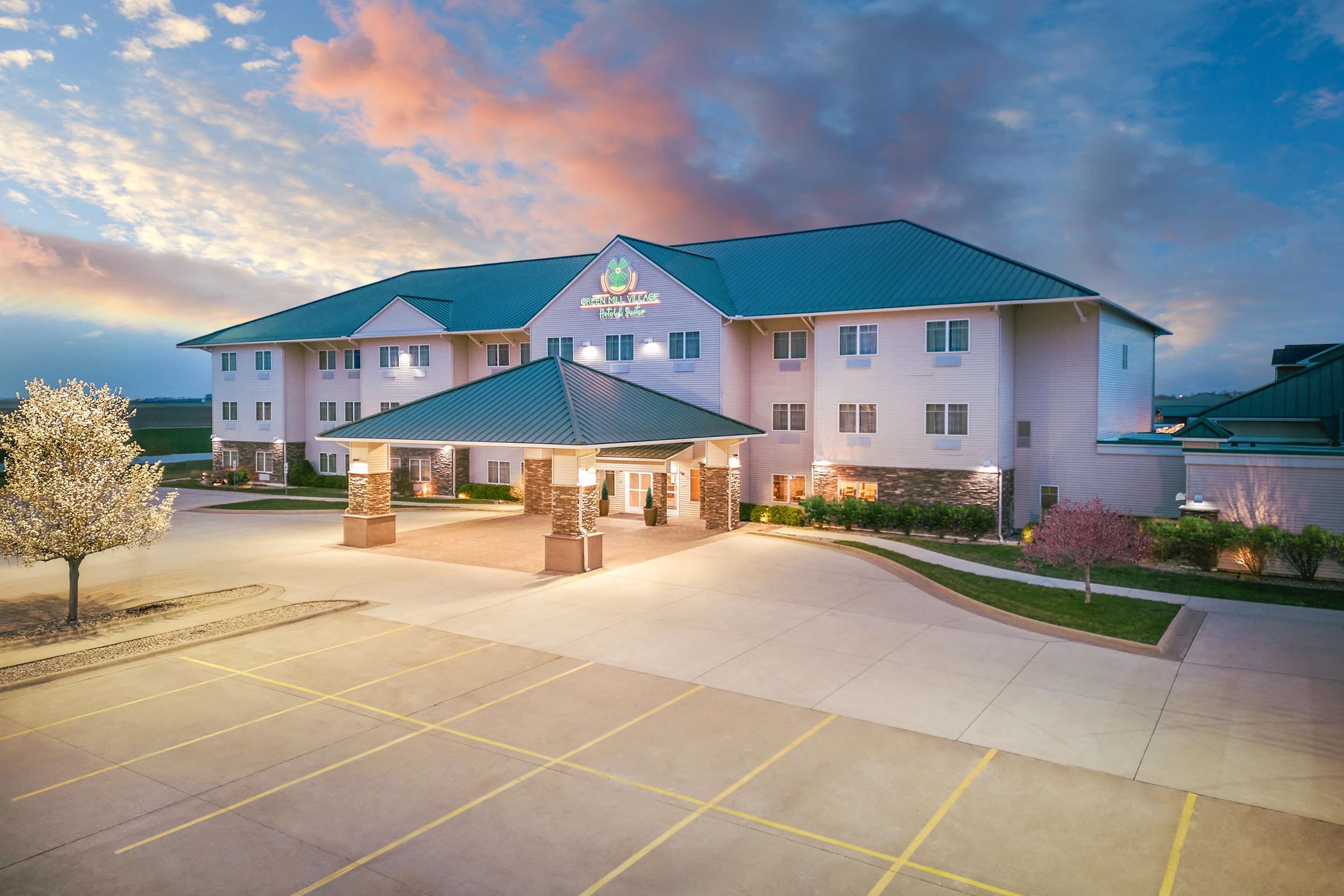 Green Mill Village Hotel & Suites, BW Signature Collection - Arcola - Building