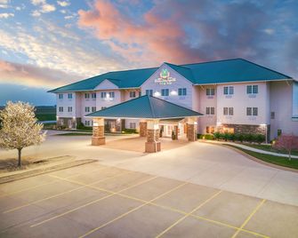 Green Mill Village Hotel & Suites, BW Signature Collection - Arcola - Building