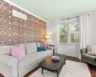 Cozy and Quiet East Memphis Duplex - ממפיס - סלון