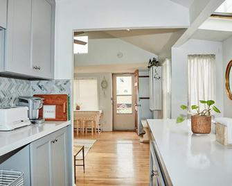 A serene 2 Bdrm bungalow just one block from the beach, just off the beaten path - Queens - Cuina