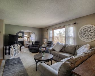 Downtown Custer & Neighbor To Rock Crest Lodge - Custer - Sala de estar