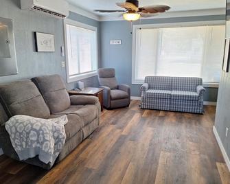 Charming 2-bedroom house with WiFi, AC in fabulous Pendleton - Pendleton - Sala de estar