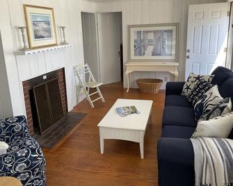 Sea views steps to Ridgevale Beach - Airy Cottage. Modern Amenities. Pet.linen - Chatham - Living room