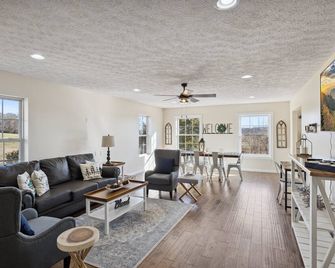 Spacious 4 bd with hot tub, theater &game zone - Kodak - Living room