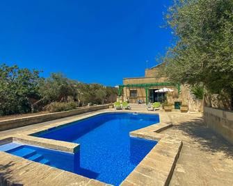 First Class Villa with private pool and extensive garden in Xewkija for 7 - Xewkija - Pool