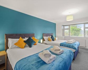 Aisiki Apartments at Barnet, Ground Floor 2 Bedroom and 1 Bathroom Pet-Friendly Flat, Double beds with FREE Wi-Fi - Barnet - Bedroom