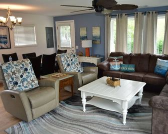 Sunrise Beach Oscoda - Lake Huron | Condo |sleeps 8 | 3br/2ba | Private Beach - Oscoda - Obývací pokoj