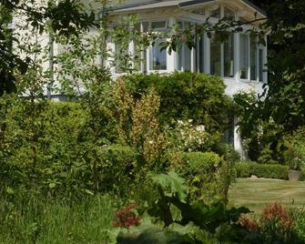 quiet holiday overlooking the pond, park and forest edge - Boltenhagen - Außenansicht