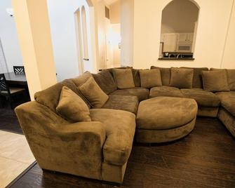 Family friendly house close to Bryce, Zions, and Panguitch Lake. Game room. - Panguitch - Living room