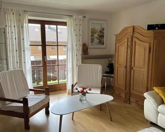 Vacation apartment for 2 - 5 persons, approx. 85 m², living/sleeping room, 2 bedrooms, kitchenette, 2 bathrooms, 2 balconies, terrace - Bischofswiesen - Sala de estar