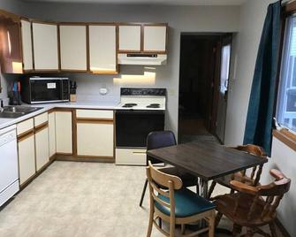 Elisha's Place ~ Close to I-94 - New Salem - Cocina