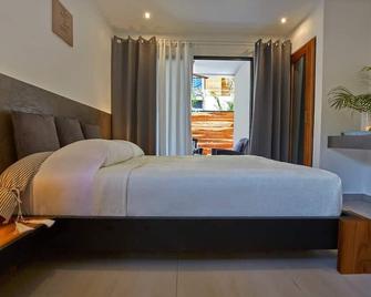 Location, location. Studio APT #0 is walking distance to shops, gym, surf and yo - Nosara - Habitación