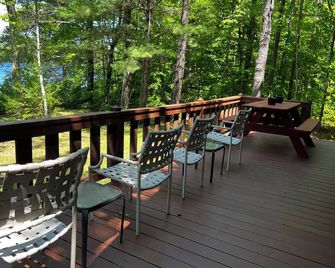 Waterfront Chalet with private beach in the White Mountains of New Hampshire. - Conway - Balcon