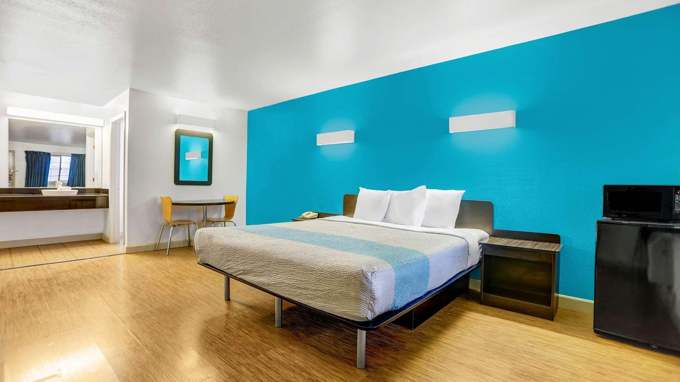 موتل 6 أندرسن، كاليفورنيا - ريدينج أيربورت