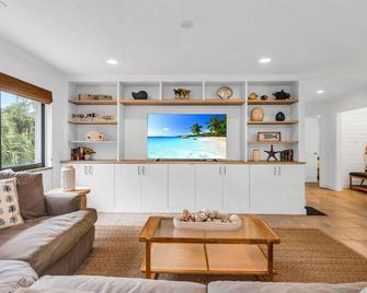 Designer Beachside Serenity Steps to the Beach! - Juno Beach - Living room