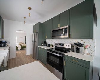 The Green Lantern - Montrose - Kitchen