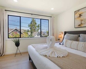Elegant 3br Home: Near Uw & Green Lake& Lake Union - Seattle - Bedroom