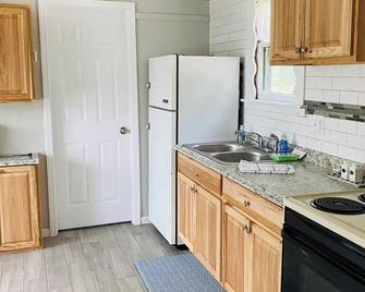 A Short Walk to the Beautiful Beach! - Harbor Beach - Kitchen