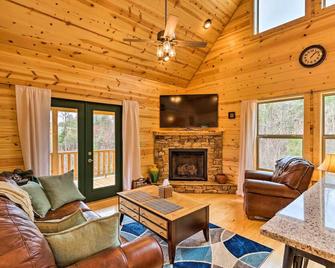 Cozy Mtn Cabin Spacious Deck and Forest Views! - Murphy - Living room