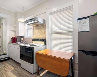 Cozy Retreat on Commercial Street for 2 - Provincetown - Kitchen
