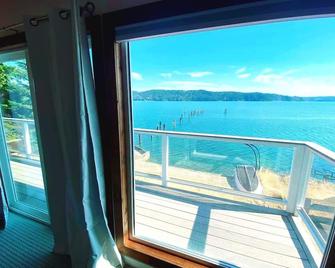 Waterfront beach house 3 minute walk to town. - Hoodsport - Balcony