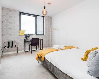 2-Bed Apartment Near Basildon Train Stat - Basildon - Bedroom
