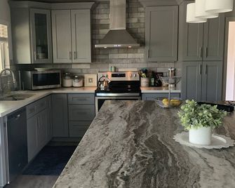 Beautiful home in Sun City! - Sun City - Kitchen