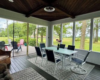 Sunset Point Farm - Gracious Country Farm On The Chesapeake Bay - 75 Acres - Craddockville - Eetruimte
