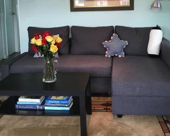 Charming Waterfront Cottage: Great summer rental as well as year round! - Freeport - Living room