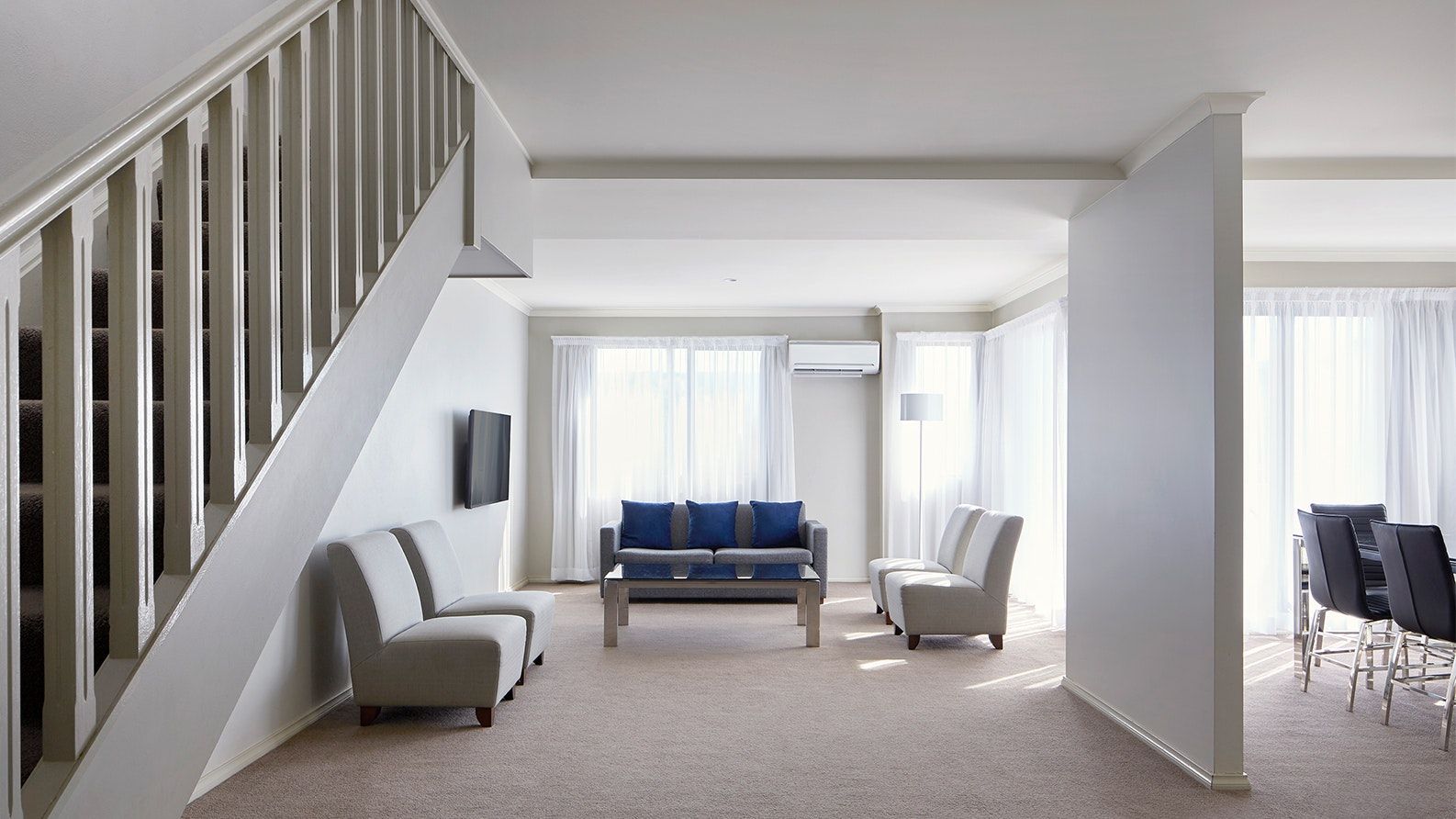 Pinnacle Apartments - Kingston - Living room