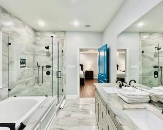 Modern Spacious Home with Pool Table and Projector 10 Min to FQ - New Orleans
